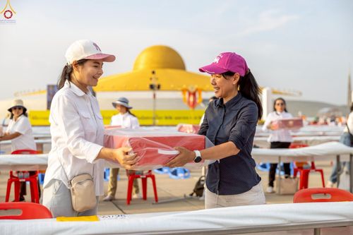 ภาพ No.225103:วันที่ 20 - 27 เมษายน พ.ศ. 2568 "ภาพแห่งความปลื้มที่ไม่มีวันจบ" คณะสงฆ์สามเณร เจ้าหน้าที่ และสาธุชน ร่วมแรงร่วมใจกันเตรียมงานและเก็บงาน เพื่อวันคุ้มครองโลก พิธีถวายมหาสังฆทานคณะสงฆ์ 40,000 กว่าวัดทั่วประเทศ