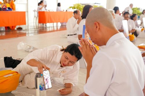 ภาพ No.133954:พิธีขอขมามอบผ้าไตร โครงการบรรพชาสามเณร ศูนย์อบรมวัดพระธรรมกาย ณ วัดพระธรรมกาย วันเสาร์ที่ 6 เมษายน พ.ศ. 2567
