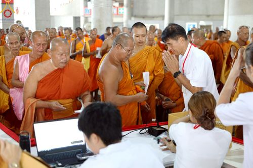 ภาพ No.219322:บรรยากาศการเดินทางเข้าวัดพระธรรมกาย , การต้อนรับปฏิสันถาร , การฉันภัตตาหารเช้า , การลงทะเบียนพระสังฆาธิการ  เนื่องในวันคุ้มครองโลก พิธีถวายมหาสังฆทานคณะสงฆ์ 40,000 กว่าวัดทั่วประเทศ ณ วัดพระธรรมกาย