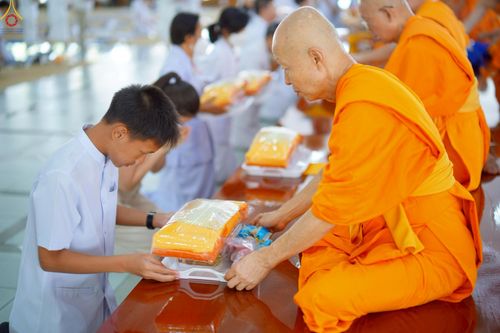 ภาพ No.230468:วันที่ 28 มิถุนายน พ.ศ. 2568 พิธีถวายภัตตาหารเมนูสวรรค์ เพื่อการบรรลุธรรม ณ หอฉันคุณยายอาจารย์ฯ วัดพระธรรมกาย