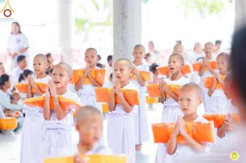 ภาพ No.216000:วันพฤหัสบดีที่ 3 เมษายน พ.ศ. 2568 พิธีบรรพชาสามเณร ภาคฤดูร้อน รุ่นที่ 15  บูชาธรรมหลวงพ่อธัมมชโย 81 ปี 81 รูป ณ ศูนย์ปฏิบัติธรรมสวนผึ้ง จ.ราชบุรี