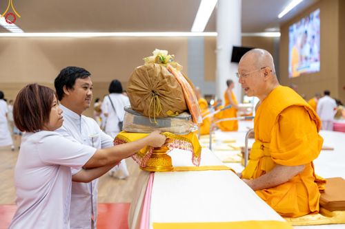 ภาพ No.180860:พิธีถวายภัตตาหารเมนูสวรรค์ และพิธีถวายอุปกรณ์กันหนาว แด่คณะพระภิกษุสามเณรวัดพระธรรมกาย วันอาทิตย์ที่ 8 ธันวาคม พ.ศ.2567 ณ สภาธรรมกายสากล วัดพระธรรมกาย