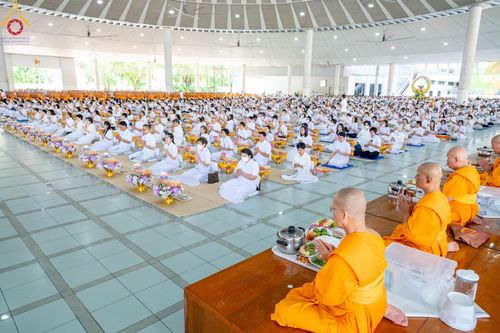 ภาพ No.143229:พิธีถวายภัตตาหารเพื่อเป็นกำลังแห่งการเข้าถึงธรรม ของพระภิกษุสามเณร วัดพระธรรมกาย วันเสาร์ที่ 6 กรกฏาคม พ.ศ. 2567 ณ หอฉันคุณยายอาจารย์ วัดพระธรรมกาย จ.ปทุมธานี