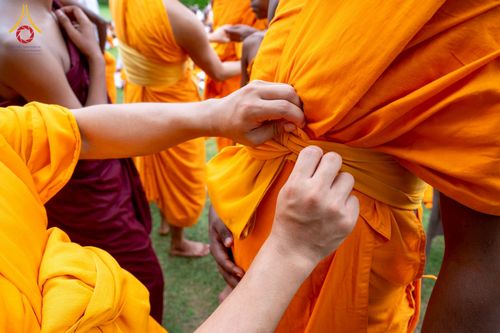 ภาพ No.231089:วันที่ 1 กรกฎาคม พ.ศ. 2568 โครงการบรรพชาสามเณร 300 รูป ถวายเป็นพุทธบูชา  วันอาสาฬหบูชา ณ จุดกำเนิดพระรัตนตรัย  ต้นแหล่งธัมมจักกัปปวัตตนสูตร เมืองพาราณสี  สารนาถ ประเทศอินเดีย