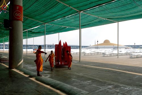 ภาพ No.220822:วันที่ 24-25 เมษายน พ.ศ. 2568 การเก็บงาน ผ้ารับประเคน ผ้าระบาย โต๊ะ เก้าอี้  ภายหลังงานวันคุ้มครองโลก ณ วัดพระธรรมกาย