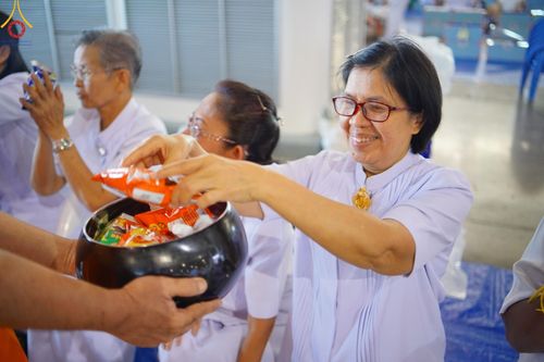 ภาพ No.167539:พิธีตักบาตรและพิธีบูชาข้าวพระ ในวันอาทิตย์ที่ 3 พฤศจิกายน พ.ศ. 2567 ณ วัดพระธรรมกาย