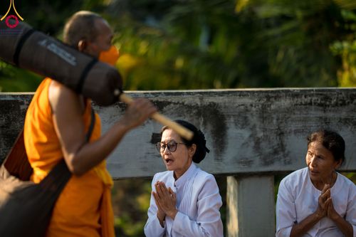 ภาพ No.107908:พิธีต้อนรับพระธรรมยาตรา ในโครงการธรรมยาตรากตัญญูบูชา มหาปูชนียาจารย์ พระมงคลเทพมุนี(สด จนฺทสโร) พระผู้ปราบมาร อนุสรณ์สถาน 7 แห่ง ปีที่ 12 วันที่ 7 มกราคม พ.ศ. 2567 ณ อนุสรณ์สถานคลองบางนางแท่น  อ.สามพราน จ.นครปฐม