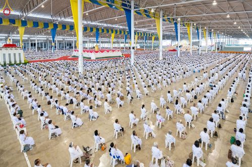 ภาพ No.89494:พิธีตักบาตร ข้าวสารอาหารแห้ง พิธีบูชาข้าวพระ และพิธีจุดเทียนใจ ไฟนิรันดร์  อนันตชัย ณ สภาธรรมกายสากล วัดพระธรรมกาย วันอาทิตย์ที่ 1 ตุลาคม พ.ศ. 2566