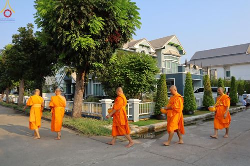 ภาพ No.136092:พระธรรมทายาท โครงการบวชพระนานาชาติ AEC & WAB ผู้บริหารรุ่นที่ 2 บิณฑบาต ณ หอฉันคุณยายอาจารย์ฯ เมืองแก้วมณี หมู่บ้านแก้วพุทธรักษา วันที่ 28 เมษายน พ.ศ. 2567