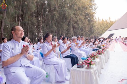 ภาพ No.107423:พิธีตักบาตรพระธรรมยาตราฯ ในโครงการธรรมยาตรากตัญญูบูชา มหาปูชนียาจารย์ พระมงคลเทพมุนี(สด จนฺทสโร) พระผู้ปราบมาร ปีที่ 12 ณ อนุสรณ์สถานมหาวิหารพระมงคลเทพมุนี อ.สองพี่น้อง จ.สุพรรณบุรี วันที่ 7 มกราคม พ.ศ. 2567