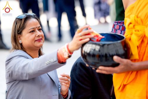 ภาพ No.213157:วันที่ 17 - 18 มีนาคม พ.ศ. 2568 คณะสงฆ์และสามเณรเดินบิณฑบาต รอบเมืองในพื้นที่ วัดสยมภูวนาถและราชวังปาตัน ณ เมืองกาฐมาณฑุ ประเทศเนปาล