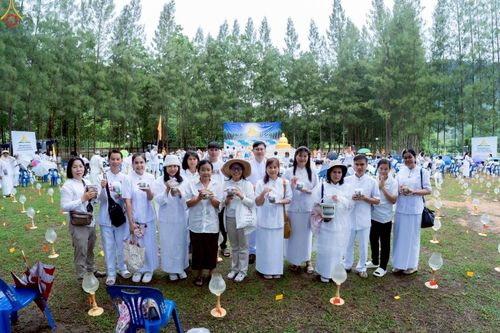 ภาพ No.238393:วันเสาร์ที่ 9 สิงหาคม พ.ศ. 2568 พิธีกลั่นแผ่นดิน โปรยทราย และจุดประทีปถวายเป็นพุทธบูชา จ.ระยอง สถาปนาองค์พระเจดีย์เพื่อสร้างสันติภาพโลก ณ ศูนย์ปฏิบัติธรรมระยอง(บ้านช่องลม) ต.บางบุตร อ.บ้านค่าย จ.ระยอง