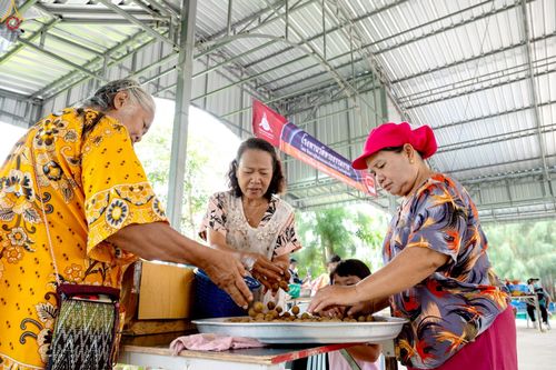 ภาพ No.235445:วันที่ 30-31 กรกฎาคม พ.ศ. 2568 วัดพระธรรมกาย มูลนิธิธรรมกาย ร่วมกับศูนย์ส่งเสริมศีลธรรมจังหวัดสุรินทร์ เปิดศูนย์พักพิงชั่วคราวเพื่อช่วยเหลือประชาชน ผู้อพยพจากเหตุปะทะกันตามแนวชายแดน ไทย-กัมพูชา ตั้งแต่วันที่ 24 กรกฎาคม พ.ศ.2568 เป็นต้นไป