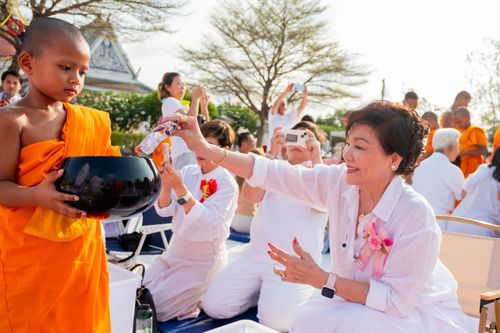 ภาพ No.58165:พิธีตักบาตรพระภิกษุและสามเณร 180 รูป ณ ลานองค์พระสมุทรเจดีย์ จ.สมุทรปราการ วันเสาร์ที่ 27 เมษายน พ.ศ. 2567