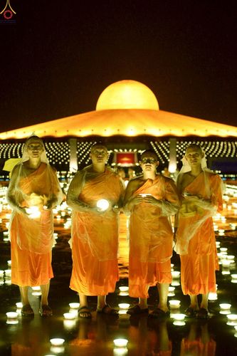 ภาพ No.244256:วันที่ 7 กันยายน พ.ศ. 2568 พิธีจุดประทีป วันครูผู้ค้นพบวิชชาธรรมกาย ณ ลานธรรมฯ และวิหารคด วัดพระธรรมกาย