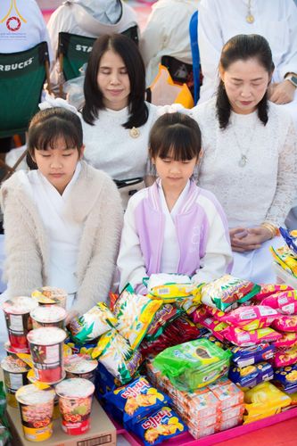 ภาพ No.201074:พิธีตักบาตรพระธรรมยาตรา ณ อนุสรณ์สถานลำดับที่ 5 สถานที่เผยแผ่วิชชาธรรมกายครั้งแรก อนุสรณ์สถานบางปลา วัดบางปลา อำเภอบางเลน จังหวัดนครปฐม ในโครงการธรรมยาตรา กตัญญูบูชา มหาปูชนียาจารย์ พระมงคลเทพมุนี(สด จนฺทสโร) พระผู้ปราบมาร อนุสรณ์สถาน 7 แห่ง ปีที่ 13