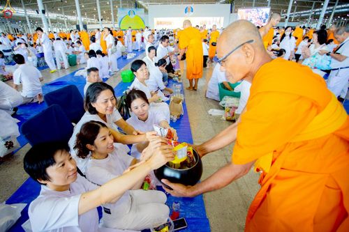 ภาพ No.227917:วันอาทิตย์ที่ 1 มิถุนายน พ.ศ. 2568 พิธีตักบาตร , พิธีบูชาข้าวพระ ณ วัดพระธรรมกาย จ.ปทุมธานี