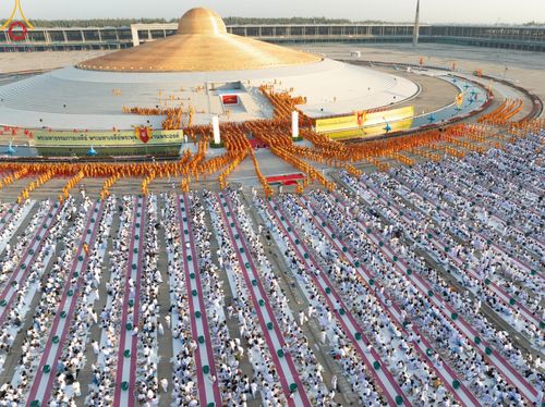 ภาพ No.187782:พิธีตักบาตรฉลองพระใหม่ ต้อนรับพุทธศักราช 2568 ณ ลานธรรมพระมหาธรรมกายเจดีย์ วัดพระธรรมกาย จ.ปทุมธานี วันที่ 1 มกราคม พ.ศ. 2568