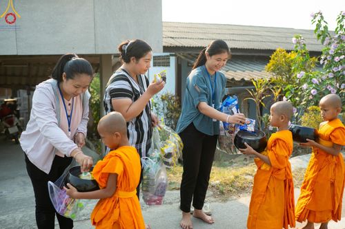 ภาพ No.62298:Photo Story  มหัศจรรย์วัดดงดินแดง Episode 4 กิจกรรมตักบาตรฉลองพระ-เณรกว่า 500 รูป