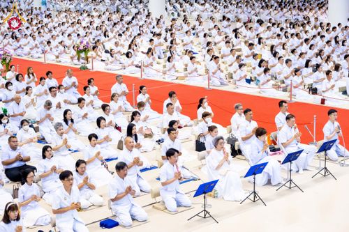 ภาพ No.209585:วันอาทิตย์ที่ 2 มีนาคม พ.ศ. 2568 พิธีบูชาข้าวพระ ณ สภาธรรมกายสากล วัดพระธรรมกาย