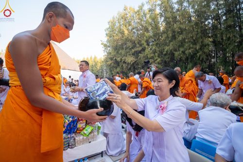 ภาพ No.107583:พิธีตักบาตรพระธรรมยาตราฯ ในโครงการธรรมยาตรากตัญญูบูชา มหาปูชนียาจารย์ พระมงคลเทพมุนี(สด จนฺทสโร) พระผู้ปราบมาร ปีที่ 12 ณ อนุสรณ์สถานมหาวิหารพระมงคลเทพมุนี อ.สองพี่น้อง จ.สุพรรณบุรี วันที่ 7 มกราคม พ.ศ. 2567