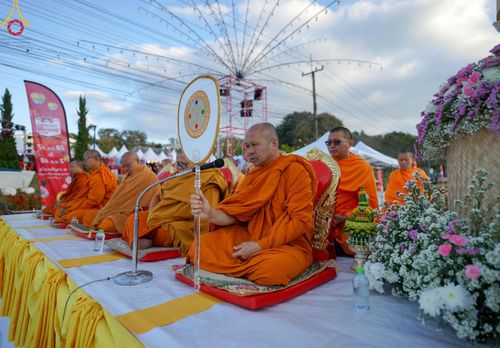 ภาพ No.187196:พิธีตักบาตรพระ ๕๐๐ รูป "สร้างบุญใหญ่ ส่งท้ายปีเก่า ต้อนรับปีใหม่ ๒๕๖๘" วันเสาร์ที่ ๒๘ ธันวาคม พ.ศ. ๒๕๖๗ ณ ถนนหน้าที่ว่าการอำเภอภูเรือ จังหวัดเลย