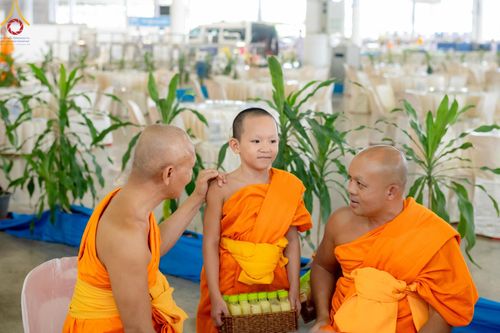 ภาพ No.146829:การต้อนรับพระสังฆาธิการ 2,000 กว่าวัดทั่วประเทศ และพิธีบูชาข้าวพระ เนื่องในวันสมาธิโลก วันอาทิตย์ที่ 4 สิงหาคม พ.ศ. 2567 ณ สภาธรรมกายสากล วัดพระธรรมกาย