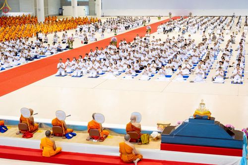 ภาพ No.233815:วันเสาร์ที่ 19 กรกฎาคม พ.ศ.2568 วันมหารำลึก ครั้งที่ 35 พิธีรำลึกถึงนักสร้างบารมี , พิธีสวดพระพุทธมนต์ , พิธีทอดผ้าบังสกุลและถวายไทยธรรม วัดพระธรรมกาย