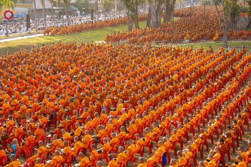 ภาพ No.101866:ตักบาตรพระ 10,000 รูป เติมบุญให้แผ่นดิน เนื่องในโอกาส 192 ปี จังหวัดกาญจนบุรี หนึ่งในโครงการตักบาตรพระ 2,000,000 รูป  77 จังหวัดทุกวัดทั่วไทย วันจันทร์ที่ 11 ธันวาคม พ.ศ. 2566 บริเวณถนนสองแคว (SKY WALK) เมืองกาญจนบุรี