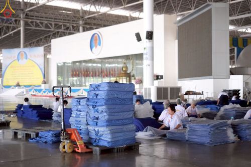 ภาพ No.218503:วันที่ 15 - 18 เมษายน พ.ศ. 2568 การเตรียมภาชนะสำหรับถวายภัตตาหาร , การจัดโต๊ะเก้าอี้ในลานธรรม , การแพ็คพัสดุงานต้อนรับ เพื่องานวันคุ้มครองโลก 22 เมษายน พ.ศ.2568 วัดพระธรรมกาย