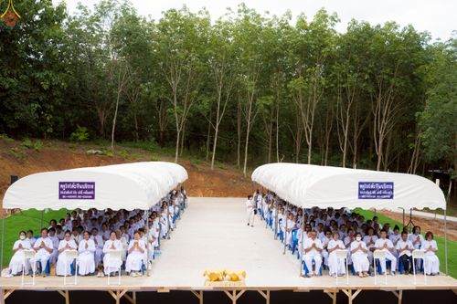 ภาพ No.239440:วันอาทิตย์ที่ 17 สิงหาคม พ.ศ. 2568 พิธีกดปุ่มอัญเชิญรูปเหมือน พระมงคลเทพมุนี (สด จันทสโร)  ณ มหาวิหารแก้วพระมงคลเทพมุนี  ศูนย์ปฏิบัติธรรมแก้วเมืองเลย