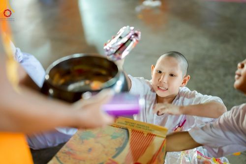 ภาพ No.214639:วันศุกร์ที่ 4 เมษายน พ.ศ.2568 นาคธรรมทายาทตักบาตรพระพี่เลี้ยง ในโครงการบรรพชาสามเณร ฟื้นฟูพระพุทธศาสนาทั่วไทย ณ วิหารคด 22 วัดพระธรรมกาย