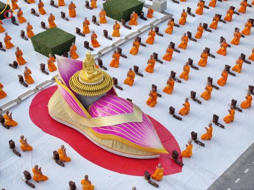 ภาพ No.186972:พระธรรมยาตราปฏิบัติธรรม และถ่ายภาพหมู่ประวัติศาสตร์ ปีที่ 13 ณ ลานทิศตะวันออก มหาวิหารพระมงคลเทพมุนี วัดพระธรรมกาย จ.ปทุมธานี วันเสาร์ที่ 28 ธันวาคม พ.ศ. 2567