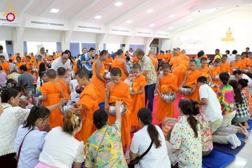 ภาพ No.218098:วันอาทิตย์ที่ 13 เมษายน พ.ศ. 2568 พิธีตักบาตรฉลองสามเณรใหม่ 75 รูป เนื่องในวันสงกรานต์ (โครงการบรรพชาสามเณรฟื้นฟูพระพุทธศาสนาทั่วไทย ประจำปีพุทธศักราช 2568) ณ ศูนย์ปฏิบัติธรรมระยอง(บ้านช่องลม) ตำบลบางบุตร อำเภอบ้านค่าย จังหวัดระยอง