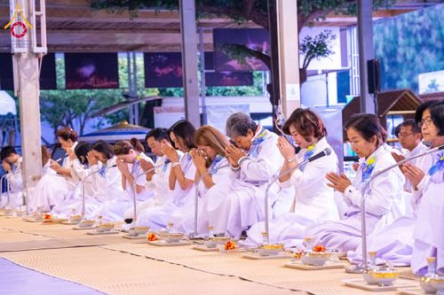 ภาพ No.194950:พิธีถวายภัตตาหารเป็นสังฆทาน แด่พระธรรมยาตรา ณ อนุสรณ์สถานมหาวิหารพระมงคลเทพมุนี (โลตัสแลนด์) อ.สองพี่น้อง จ.สุพรรณบุรี ในโครงการธรรมยาตรา กตัญญูบูชา มหาปูชนียาจารย์ พระมงคลเทพมุนี(สด จนฺทสโร) พระผู้ปราบมาร แห่ง ปีที่ 13 วันที่ 14 มกราคม พ.ศ.2568