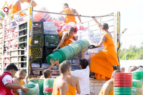 ภาพ No.273723:วันที่ 27 พฤศจิกายน พ.ศ. 2568 คณะศิษยานุศิษย์วัดพระธรรมกาย มูลนิธิธรรมกาย มอบอาหารและสิ่งของความช่วยเหลือให้พี่น้องชาวใต้ ผู้ประสบอุทกภัยน้ำท่วม