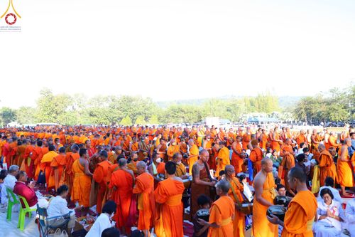 ภาพ No.103888:พิธีตักบาตรพระ 1,000 รูป ครั้งที่ 7 ถวายเป็นพุทธบูชา เพื่อช่วยเหลือคณะสงฆ์ 323 วัด 4 จังหวัดชายแดนภาคใต้ และถวายแด่คณะสงฆ์จังหวัดพิษณุโลก ณ ลานธรรมธุดงคสถานพิษณุโลก อ.วังทอง จ.พิษณุโลก วันที่ 24 ธันวาคม พ.ศ. 2566