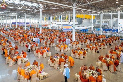 ภาพ No.60261:คณะสงฆ์ 10,000 กว่าวัดฉันภัตตาหารเพล ในวันคุ้มครองโลก วันจันทร์ที่ 22 เมษายน พ.ศ. 2567 ณ สภาธรรมกายสากล วัดพระธรรมกาย