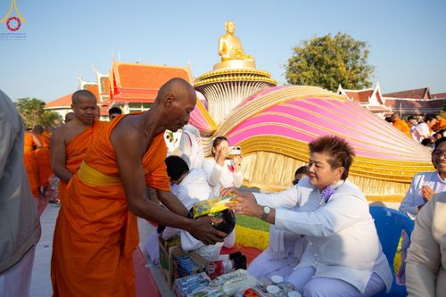 ภาพ No.195387:พิธีตักบาตรพระธรรมยาตรา ณ อนุสรณ์สถานลำดับที่ 3 สถานที่เกิดใหม่ในเพศสมณะ วัดสองพี่น้อง ต.ต้นตาล อ.สองพี่น้อง จ.สุพรรณบุรี ในโครงการธรรมยาตรา กตัญญูบูชา มหาปูชนียาจารย์ พระมงคลเทพมุนี(สด จนฺทสโร) พระผู้ปราบมาร ปีที่ 13 วันที่ 15 มกราคม พ.ศ.2568