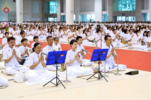 ภาพ No.232066:วันอาทิตย์ที่ 6 กรกฏาคม พ.ศ. 2568 พิธีตักบาตร ข้าวสารอาหารแห้ง  พิธีบูชาข้าวพระ สัมมนาพิเศษราชเหล็ก ณ สภาธรรมกายสากล วัดพระธรรมกาย