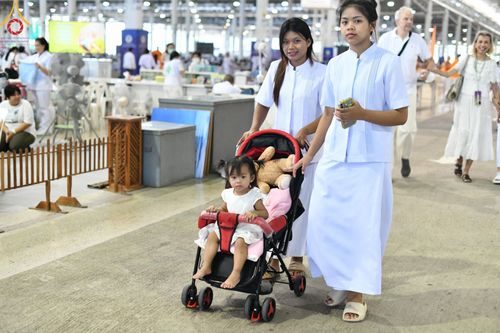 ภาพ No.143441:พิธีตักบาตร ข้าวสารอาหารแห้ง ณ บ้านแก้วเรือนทองคุณยายฯ และ พิธีบูชาข้าวพระ  ณ สภาธรรมกายสากล วัดพระธรรมกาย วันอาทิตย์ที่ 7 กรกฎาคม พ.ศ. 2567