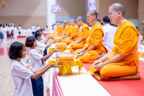 ภาพ No.245964:วันเสาร์ที่ 13 กันยายน พ.ศ. 2568 พิธีมอบผ้าไตรประธานกฐินสัมฤทธิ์เด็กดี V-Star ณ สภาธรรมกายสากล วัดพระธรรมกาย