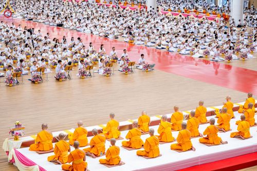 ภาพ No.145283:พิธีถวายผ้าอาบน้ำฝนและประทีปโคมไฟ ณ สภาธรรมกายสากล วัดพระธรรมกาย วันเสาร์ที่ 20 กรกฎาคม พ.ศ. 2567