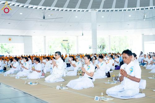 ภาพ No.226575:วันที่ 26 พฤษภาคม พ.ศ. 2568 พิธีบุพเปตพลี ครั้งที่ 164 ร่วมอุทิศบุญแด่หมู่ญาติที่ล่วงลับไปแล้ว และสืบทอดอายุพระพุทธศาสนา ณ หอฉันคุณยายอาจารย์ฯ วัดพระธรรมกาย