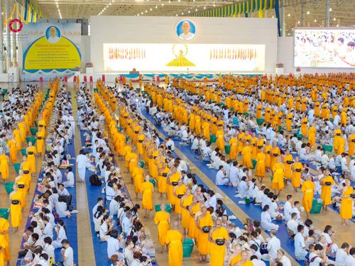 ภาพ No.223388:วันวิสาขบูชา วันอาทิตย์ที่ 11 พฤษภาคม พ.ศ. 2568 พิธีตักบาตร และปฎิบัติธรรม ณ สภาธรรมกายสากล วัดพระธรรมกาย