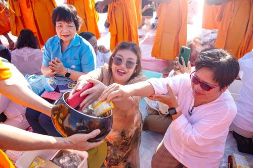 ภาพ No.211963:วันจันทร์ที่ 17 มีนาคม พ.ศ. 2568 พิธีตักบาตรพระกว่า 300 รูป ฉลองพิธีประดิษฐานพระบรมสารีริกธาตุ ณ ปทุมเจดีย์ เจดีย์พระพุทธเจ้า 5 พระองค์ ศูนย์อบรมเยาวชนปัตตานี บ้านโคกดีปลี ตำบลตุยง อำเภอหนองจิก จังหวัดปัตตานี