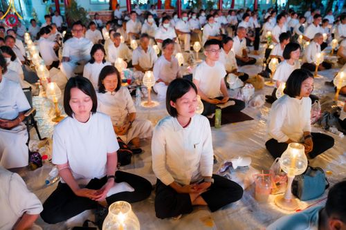 ภาพ No.112218:พิธีจุดประทีปถวายเป็นพุทธบูชา และบูชาธรรมมหาปูชนียาจารย์ พระมงคลเทพมุนี(สด จนฺทสโร) ในโครงการธรรมยาตรา กตัญญูบูชา มหาปูชนียาจารย์ พระมงคลเทพมุนี(สด จนฺทสโร) พระผู้ปราบมาร อนุสรณ์สถาน 7 แห่ง ปีที่ 12 วันที่ 14 มกราคม พ.ศ. 2567 ณ วัดสองพี่น้อง อ.สองพี่น้อง