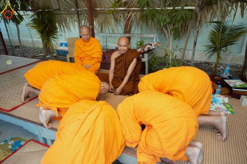 ภาพ No.220352:วันที่ 17 เมษายน พ.ศ. 2568 ผู้แทนวัดพระธรรมกาย ลงพื้นที่เยียวยา ซับน้ำตาเหยื่อแผ่นดินไหวมัณฑะเลย์
