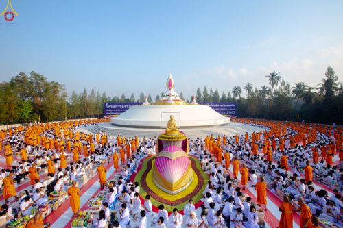 ภาพ No.110291:พิธีตักบาตรพระธรรมยาตราฯ ในโครงการธรรมยาตรากตัญญูบูชา มหาปูชนียาจารย์ พระมงคลเทพมุนี(สด จนฺทสโร) พระผู้ปราบมาร ปีที่ 12 ณ อนุสรณ์สถานลำดับที่ 2 สถานที่ตั้งมโนปณิธานบวชตลอดชีวิต อนุสรณ์สถานบางนางแท่น จ.นครปฐม วันที่ 11 มกราคม พ.ศ. 2567