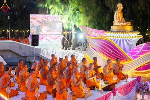 ภาพ No.107164:พิธีจุดประทีปถวายเป็นพุทธบูชา และบูชาธรรมมหาปูชนียาจารย์ ในโครงการธรรมยาตรากตัญญูบูชา มหาปูชนียาจารย์ พระมงคลเทพมุนี(สด จนฺทสโร) พระผู้ปราบมาร  อนุสรณ์สถาน 7 แห่ง ปีที่ 12  วันที่ 6 มกราคม พ.ศ. 2567 ณ อนุสรณ์สถานมหาวิหารพระมงคลเทพมุนี อ.สองพี่น้อง จ.สุพร